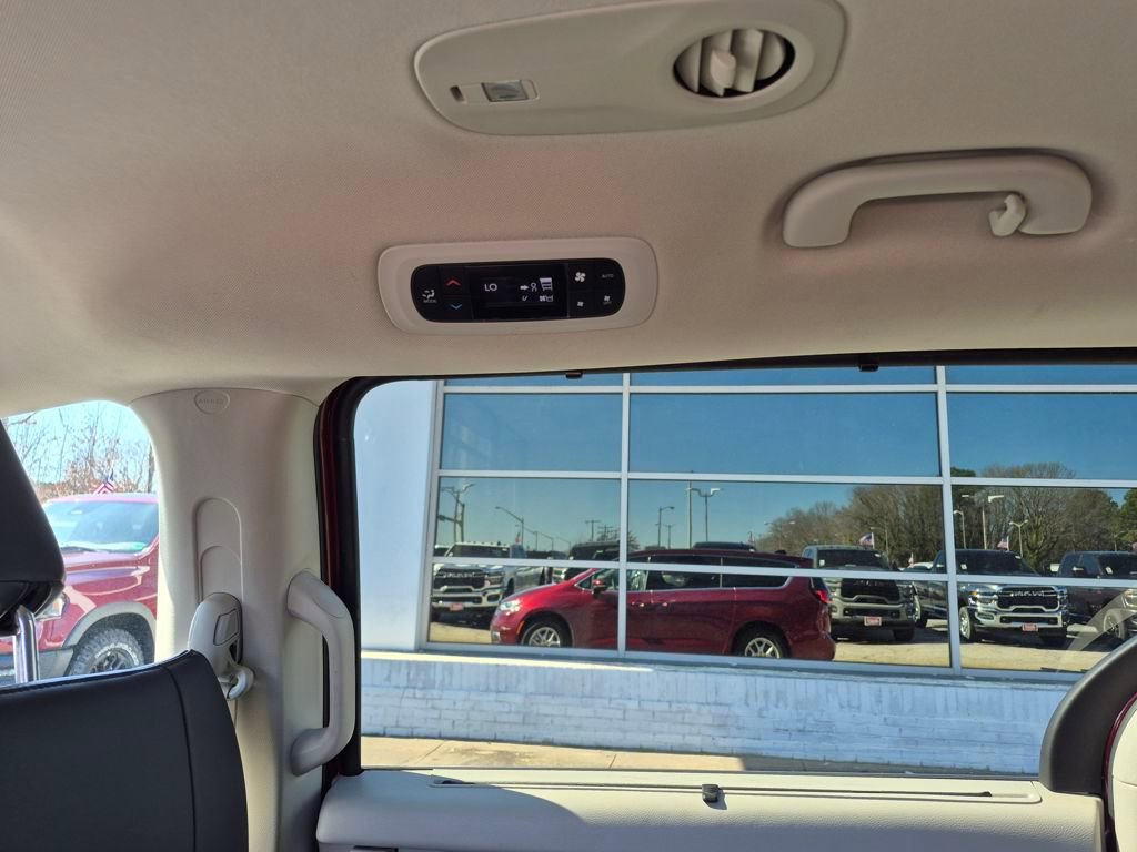 Used 2023 Chrysler Pacifica Touring-L image 15