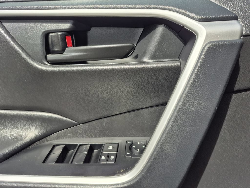 Used 2025 Toyota RAV4 LE AWD/4WD image 8