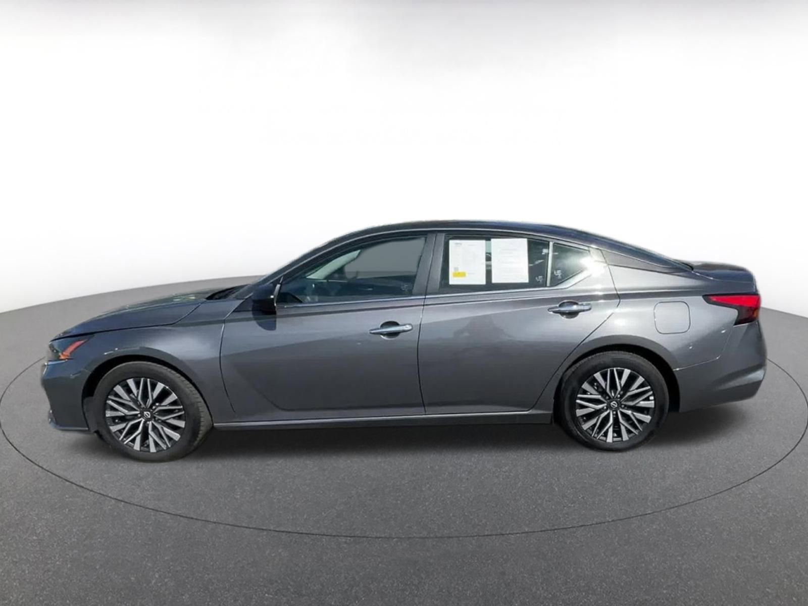 Used 2025 Nissan Altima 2.5 SV image 9