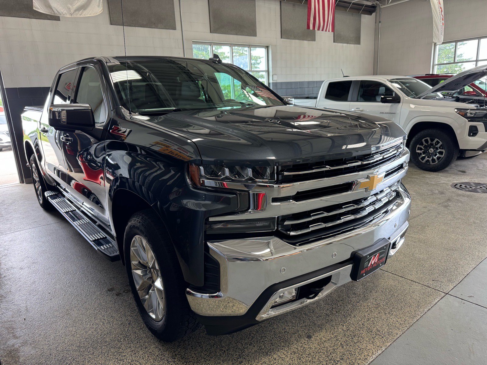 Used 2022 Chevrolet Silverado 1500 LTZ w/ LTZ Premium Package AWD/4WD image 3