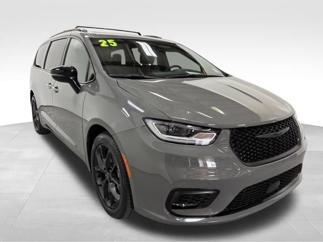 Certified 2025 Chrysler Pacifica Limited image 6