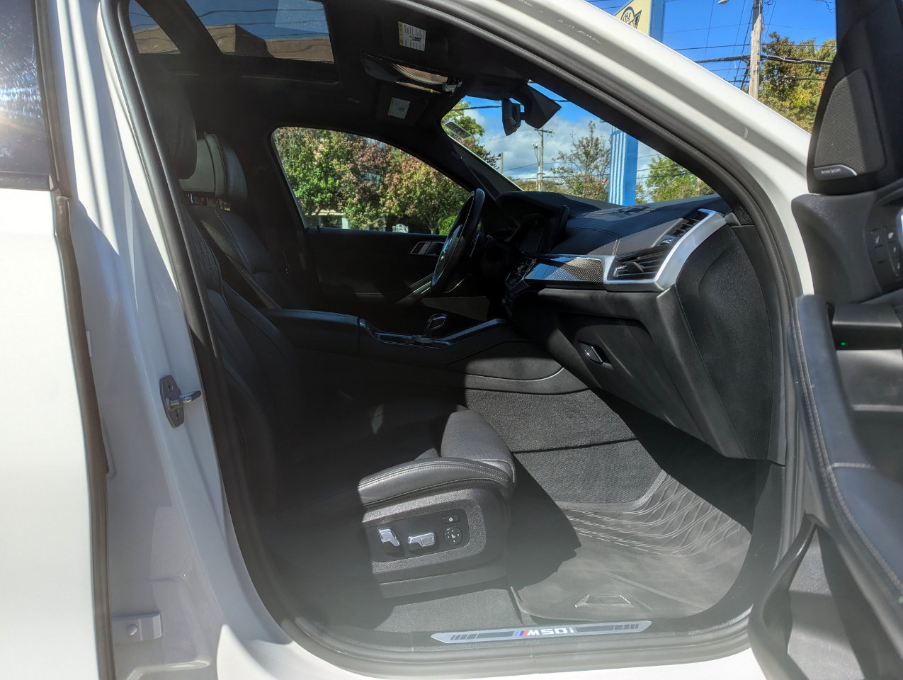 Used 2023 BMW X6 M50i w/ Executive Package image 34