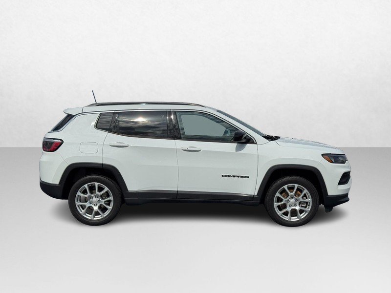 Used 2023 Jeep Compass Latitude AWD/4WD image 2
