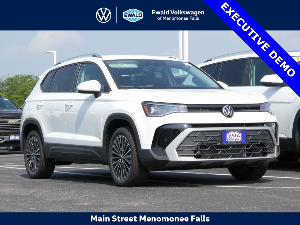 Used 2025 Volkswagen Taos SE image 1