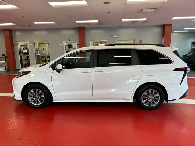 Certified 2023 Toyota Sienna LE AWD/4WD image 6