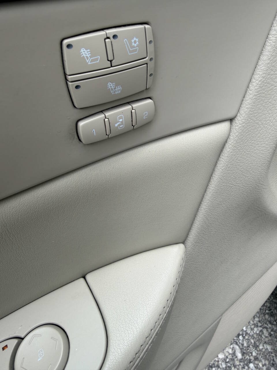 Used 2006 Cadillac DTS w/ Trunk Convenience Package FWD image 16