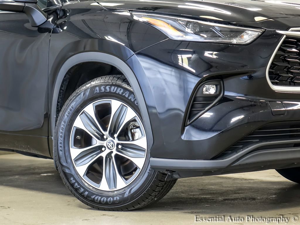 Used 2023 Toyota Highlander XLE AWD/4WD image 4
