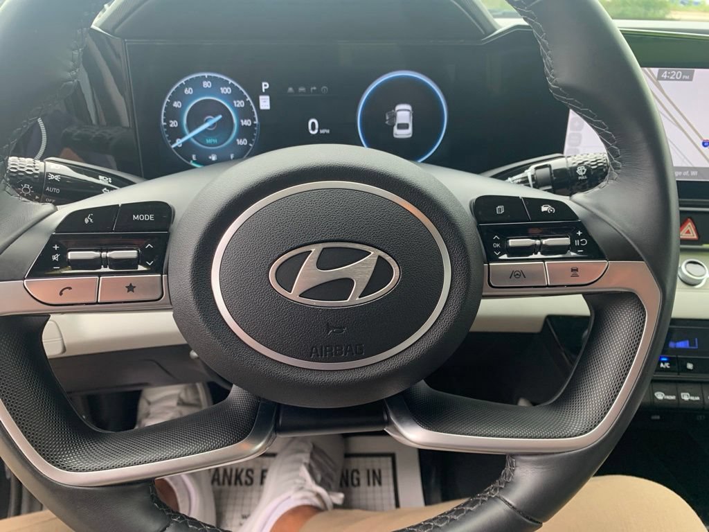 Certified 2024 Hyundai Elantra Limited FWD image 17