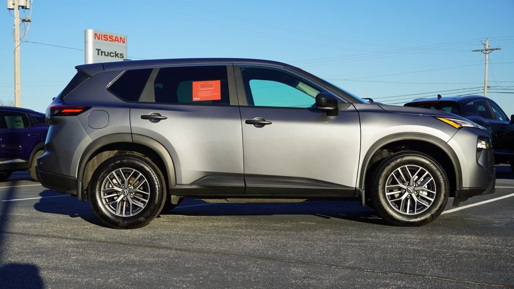 Used 2025 Nissan Rogue S image 4
