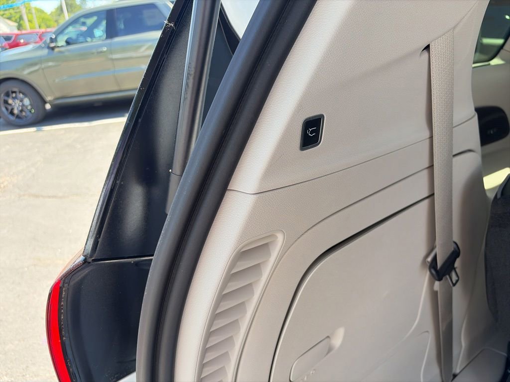 Used 2019 Chrysler Pacifica Limited w/ Tire & Wheel Group FWD image 18