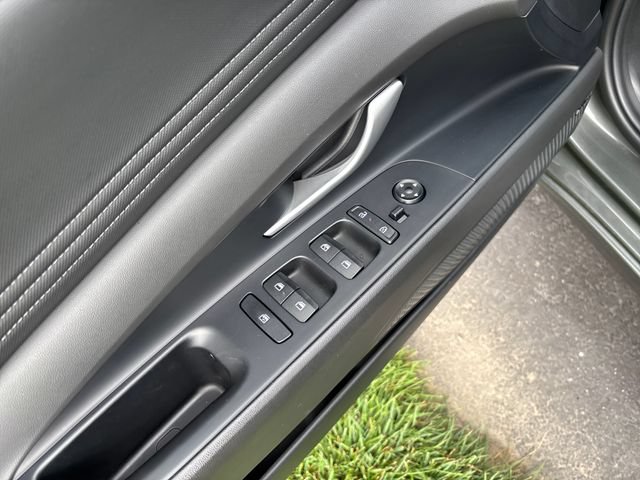 Used 2024 Hyundai Elantra Limited FWD image 11