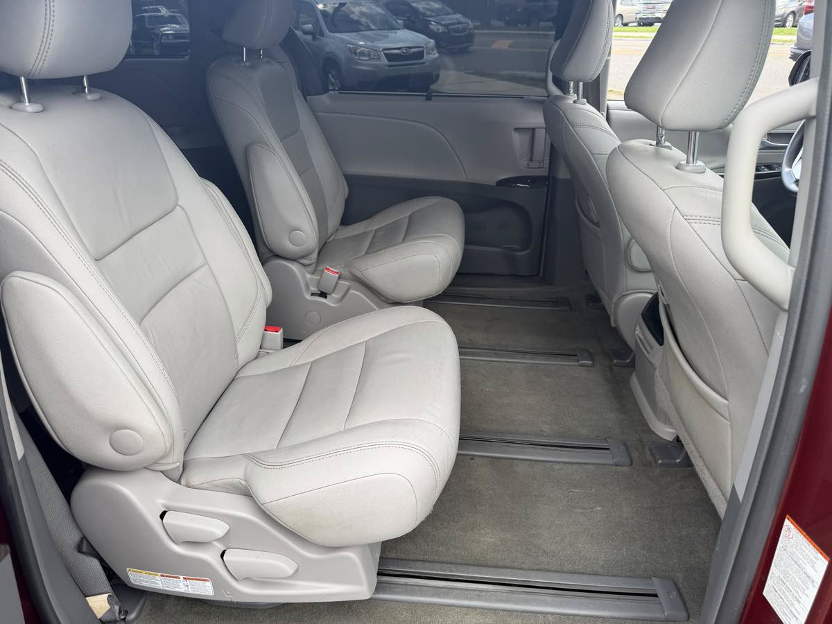 Used 2017 Toyota Sienna XLE AWD/4WD image 17