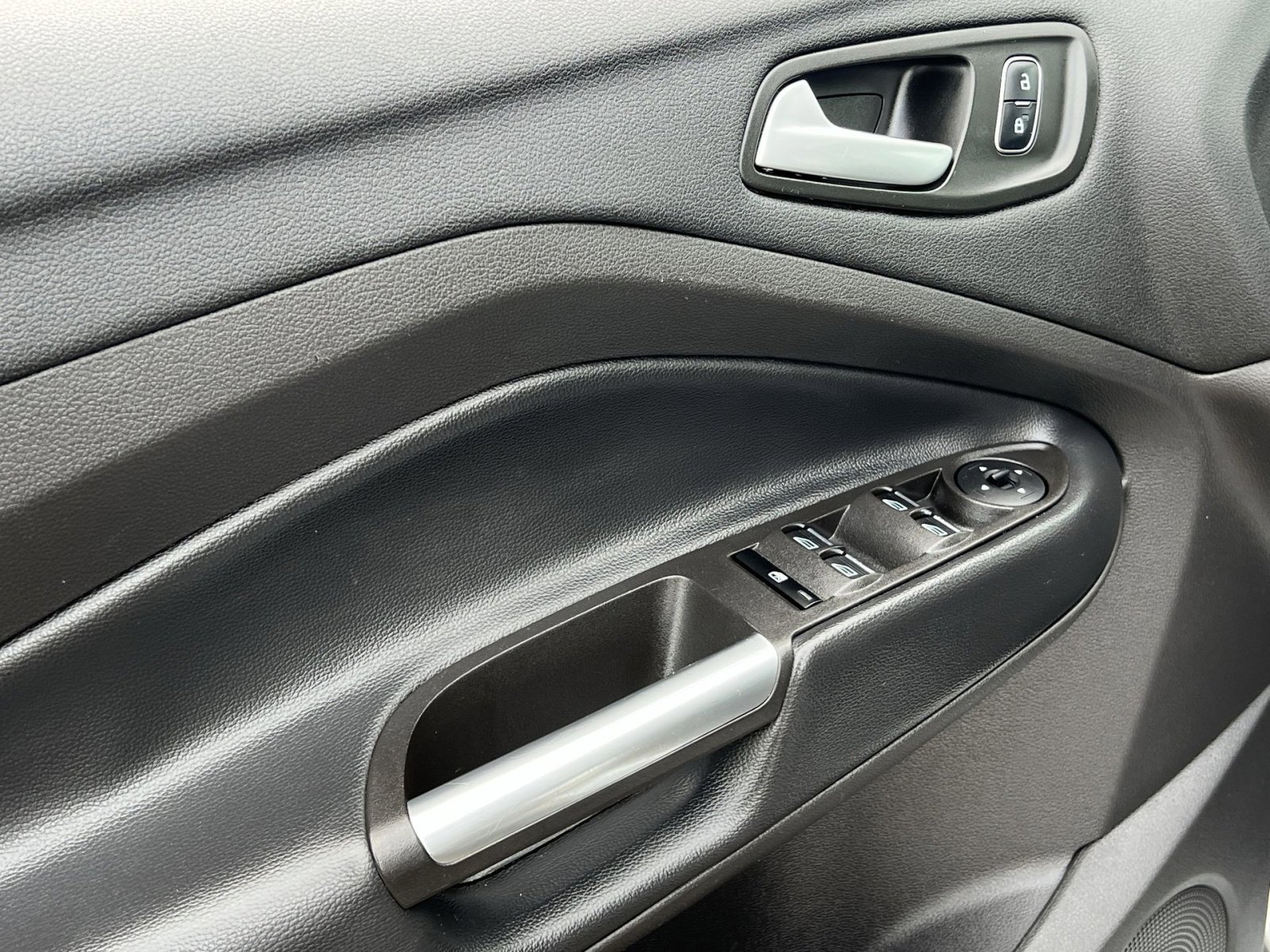 Used 2019 Ford Escape SE image 12