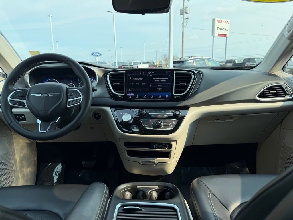 Used 2023 Chrysler Pacifica Touring-L image 26