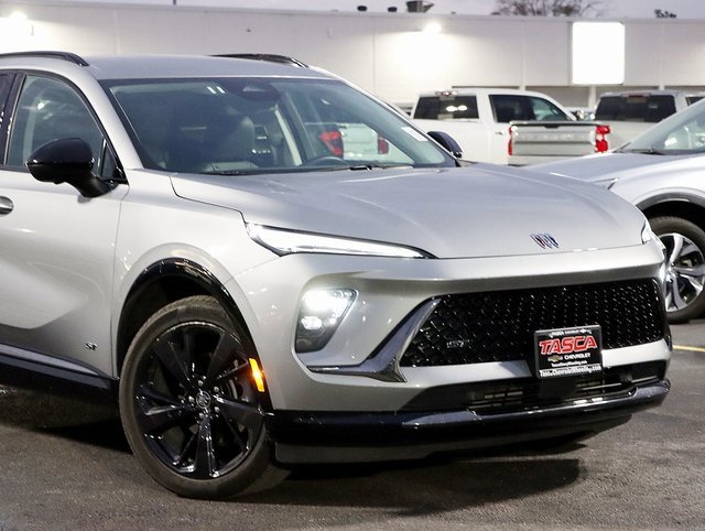 Certified 2025 Buick Envision Sport Touring image 2