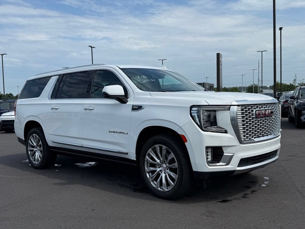 Used 2022 GMC Yukon XL Denali AWD/4WD image 3