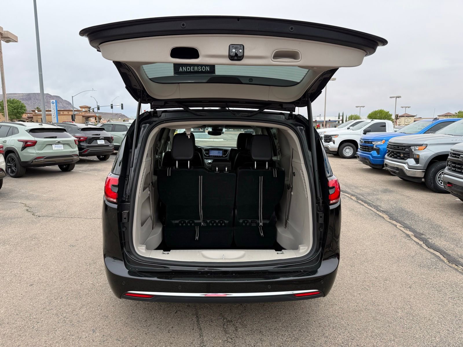 Used 2023 Chrysler Pacifica Touring-L image 39