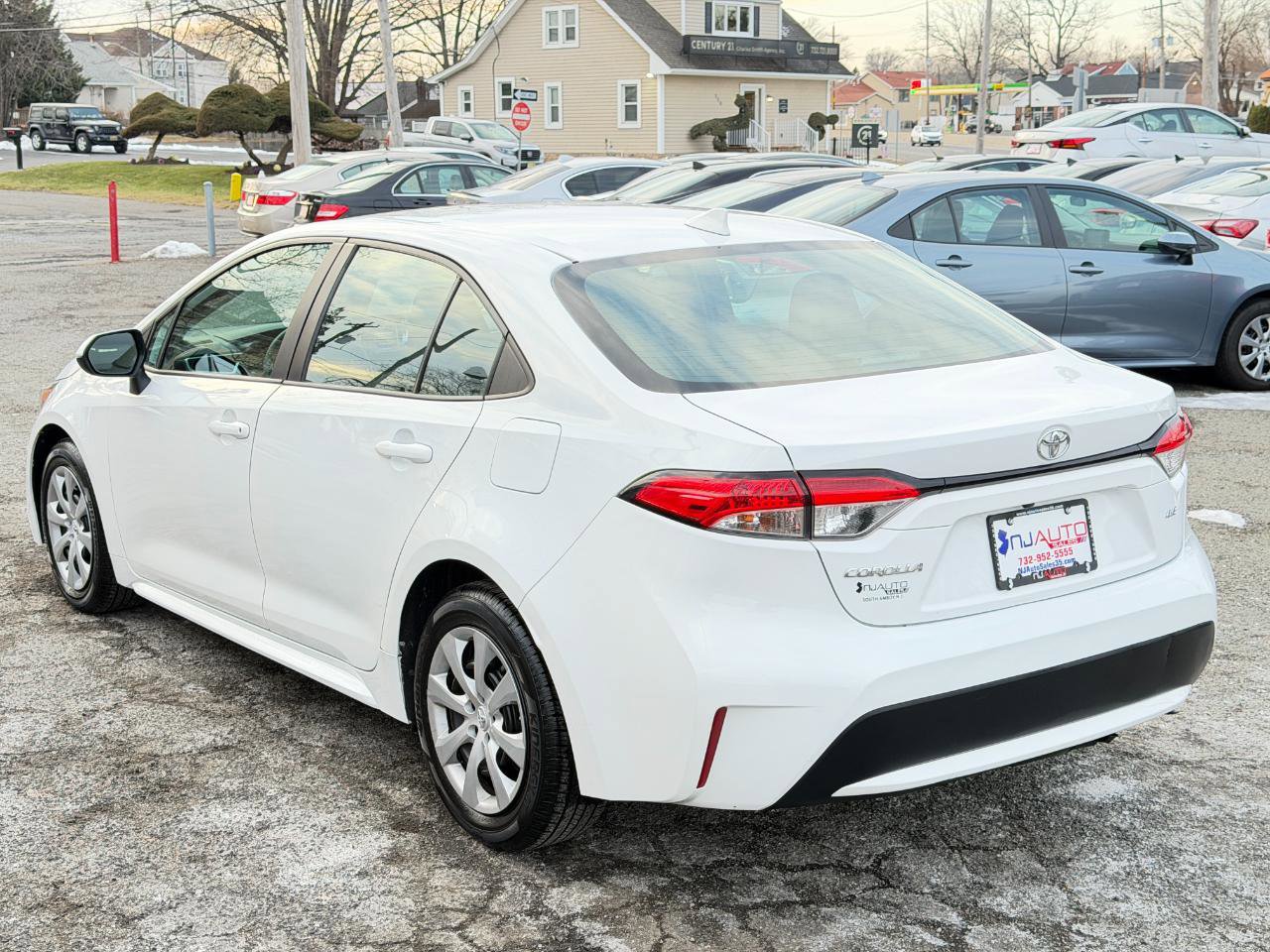 Used 2021 Toyota Corolla LE FWD image 6