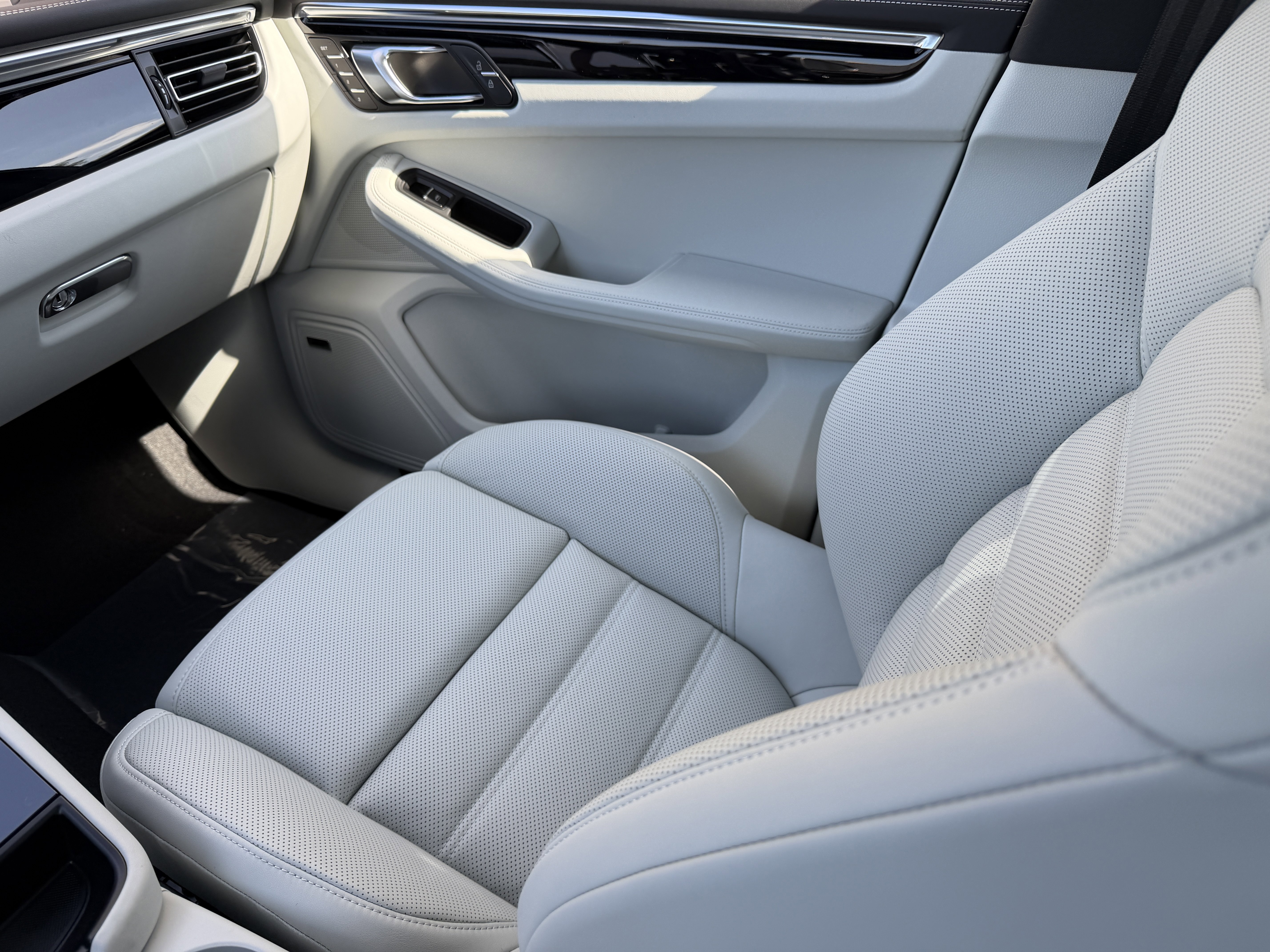 New 2026 Porsche Macan Turbo image 20