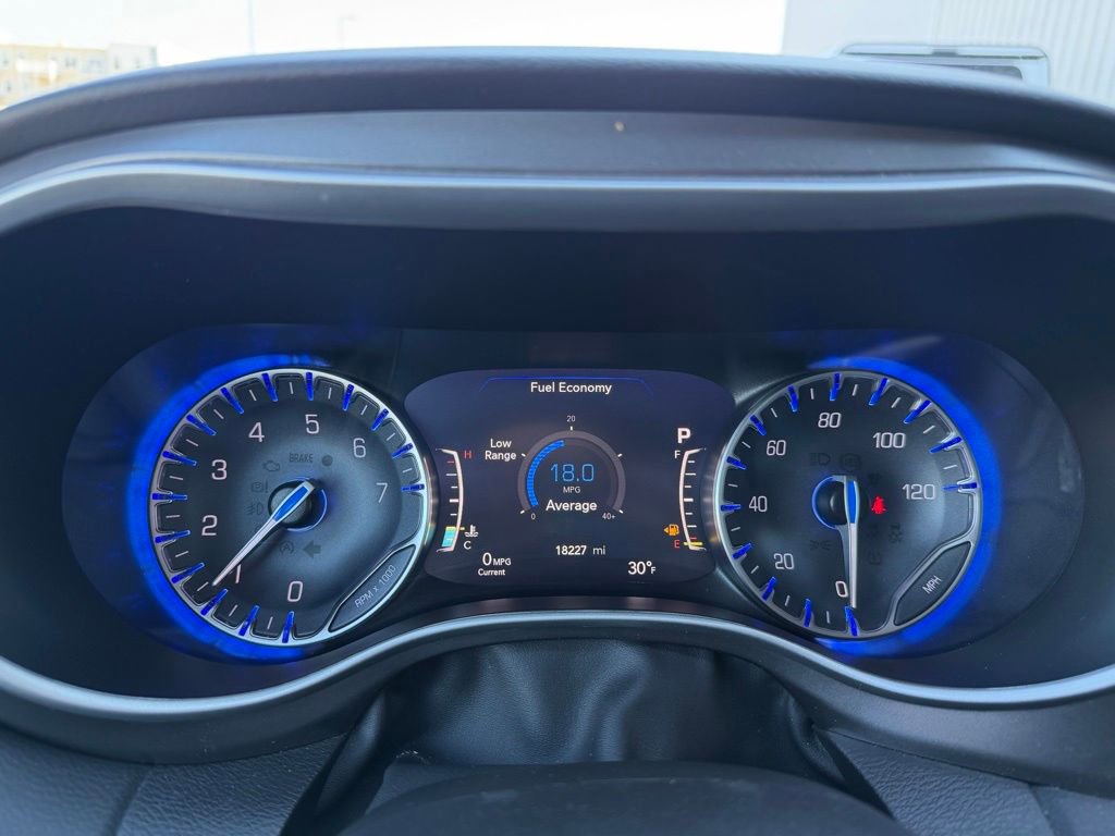 Used 2024 Chrysler Pacifica Touring-L image 9