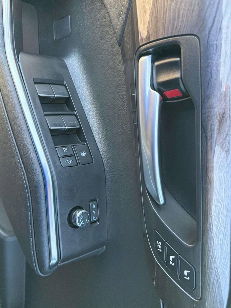 Used 2023 Toyota Highlander Platinum image 25