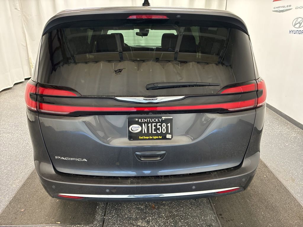 Used 2023 Chrysler Pacifica Touring-L image 4