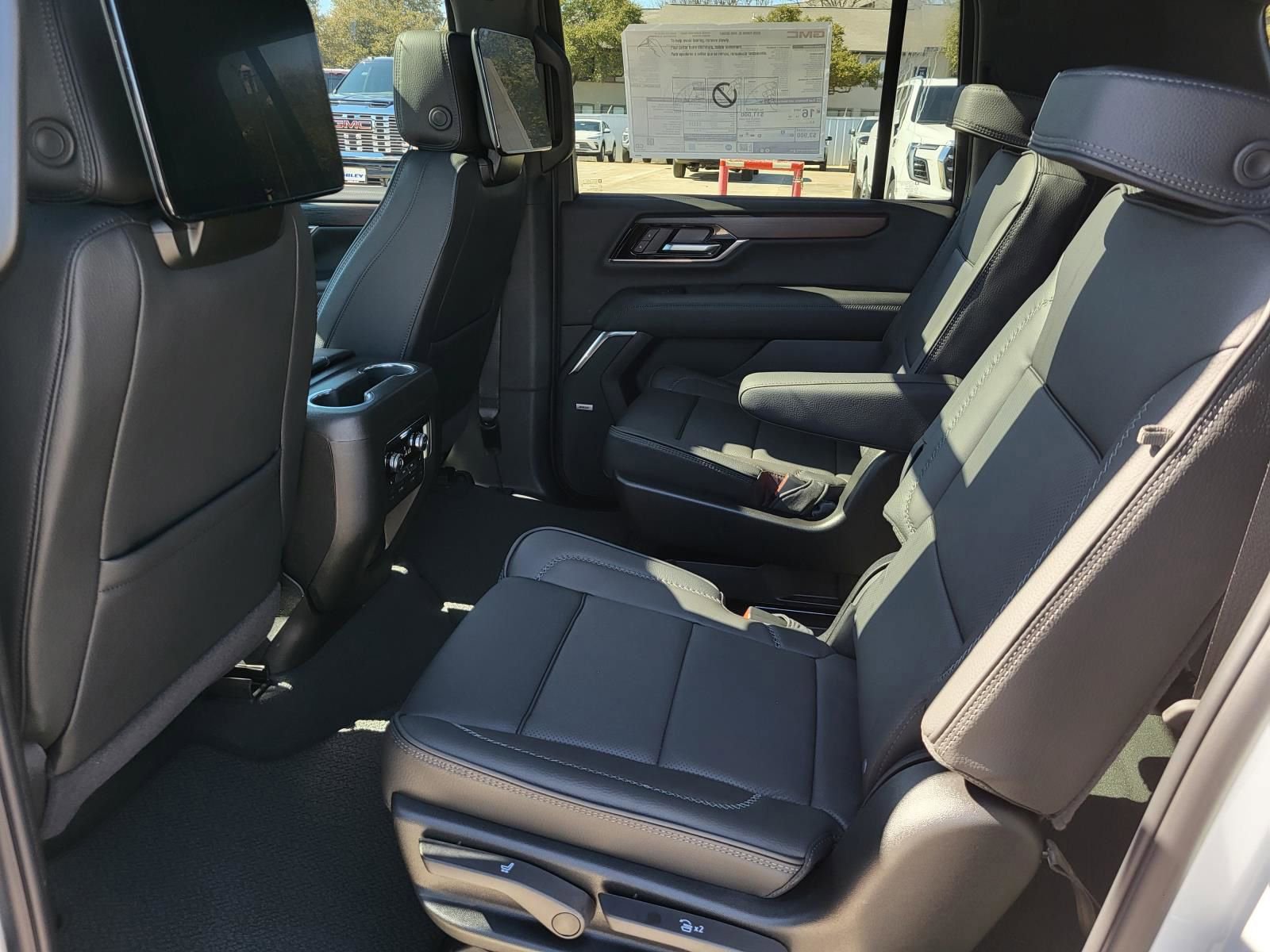 New 2026 GMC Yukon XL Denali w/ Denali Reserve Package AWD/4WD image 4