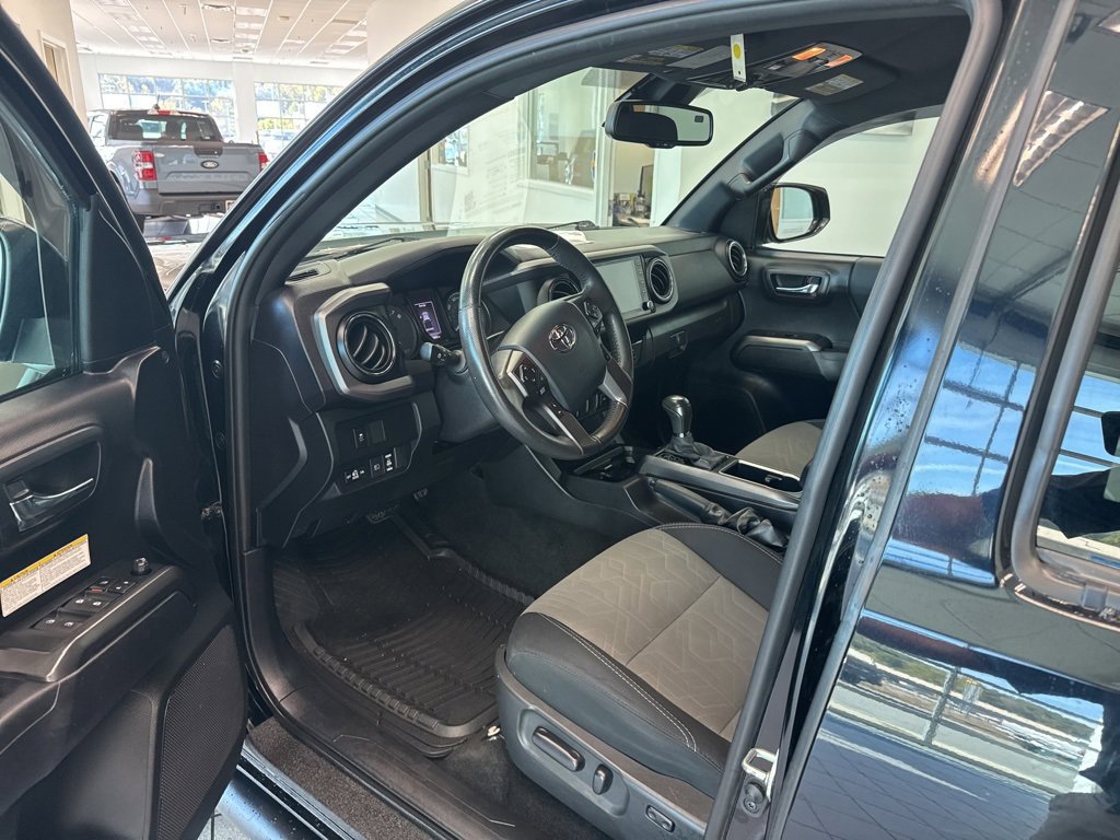 Used 2020 Toyota Tacoma TRD Off-Road image 2