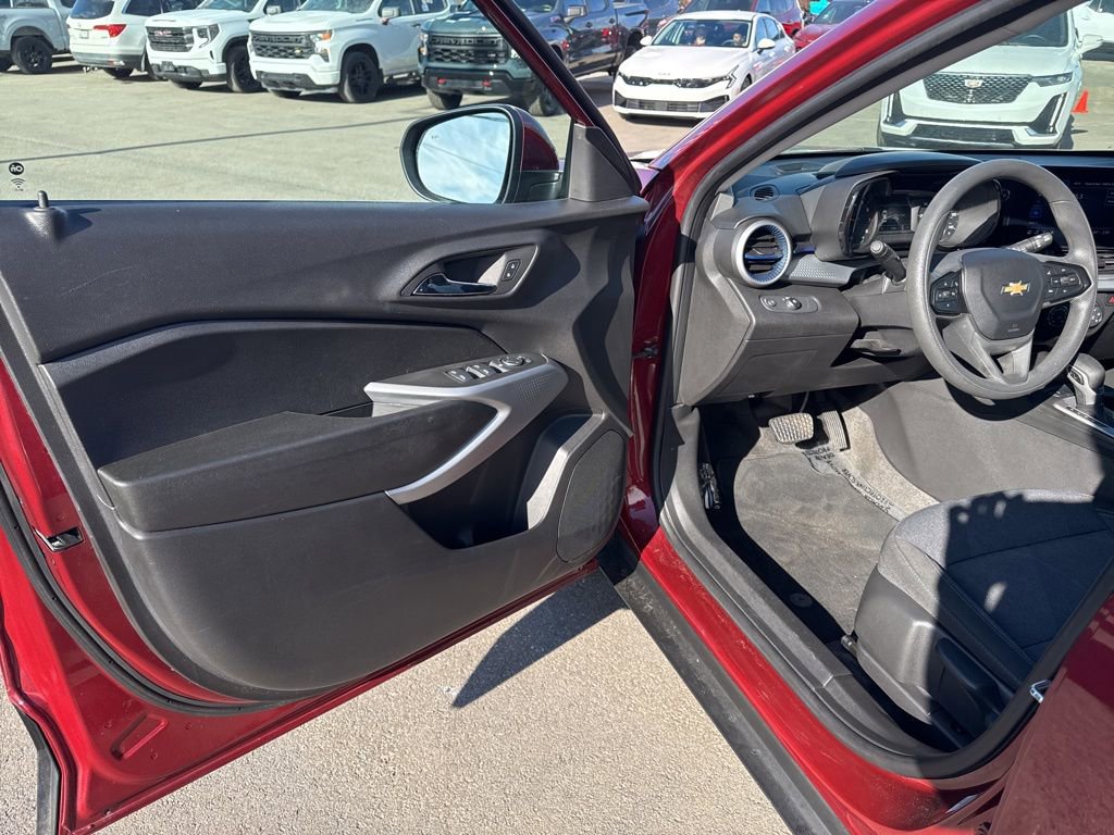 Used 2025 Chevrolet Trax LS w/ LS Convenience Package image 24