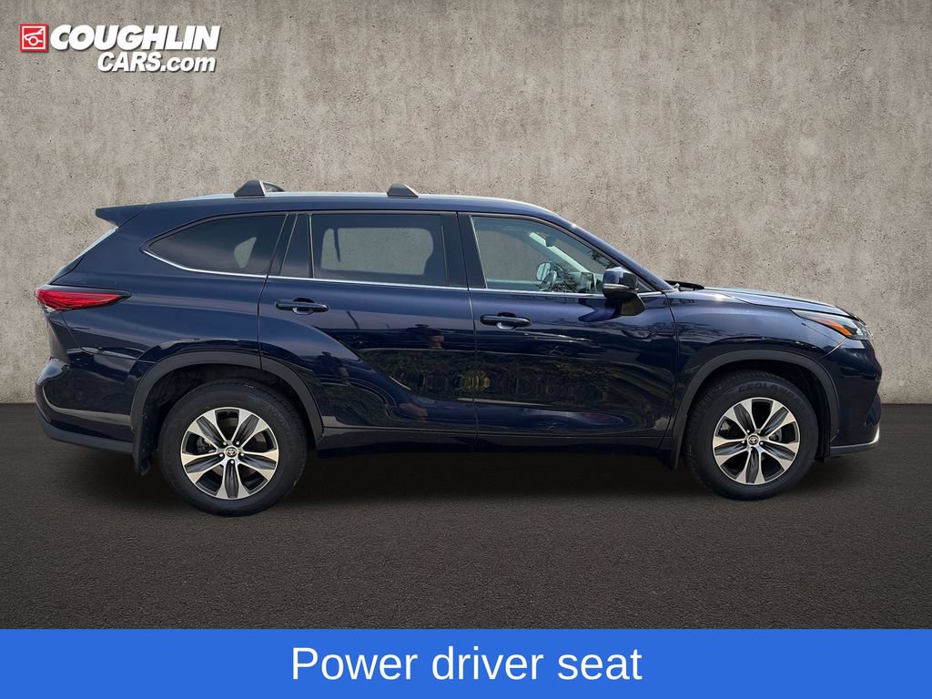 Used 2022 Toyota Highlander XLE AWD/4WD image 11