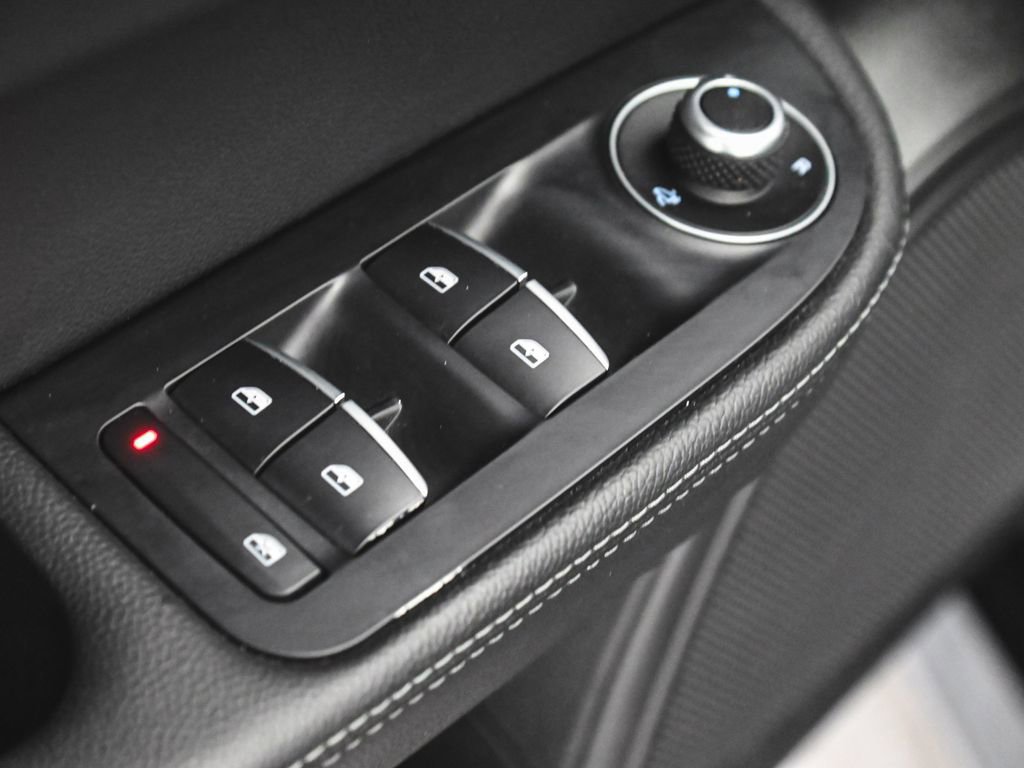 Used 2024 Alfa Romeo Giulia Veloce image 10