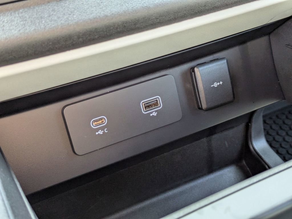 Used 2023 Land Rover Defender 90 X-Dynamic SE image 28