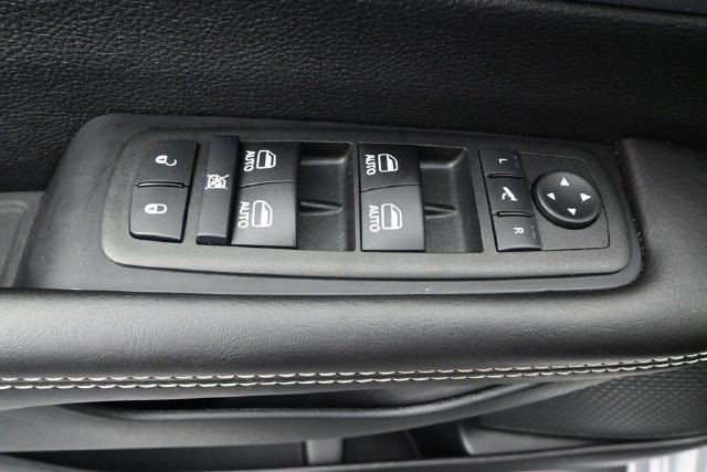 Used 2026 Chrysler Pacifica Limited FWD image 12