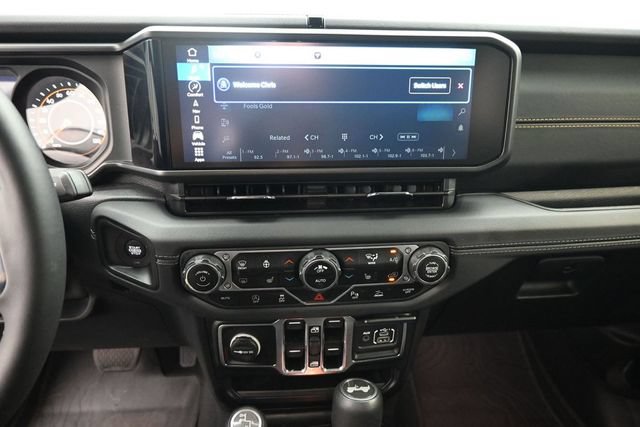Used 2024 Jeep Wrangler Unlimited Sahara w/ Technology Group AWD/4WD image 8