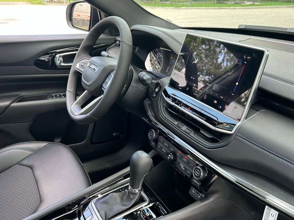 New 2025 Jeep Compass Latitude w/ Sun & Sound Group AWD/4WD image 33