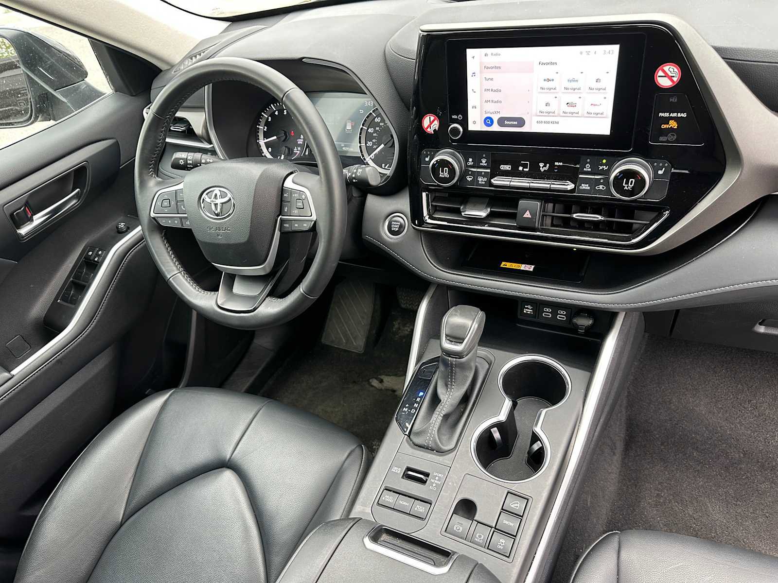 Used 2024 Toyota Highlander XLE image 11