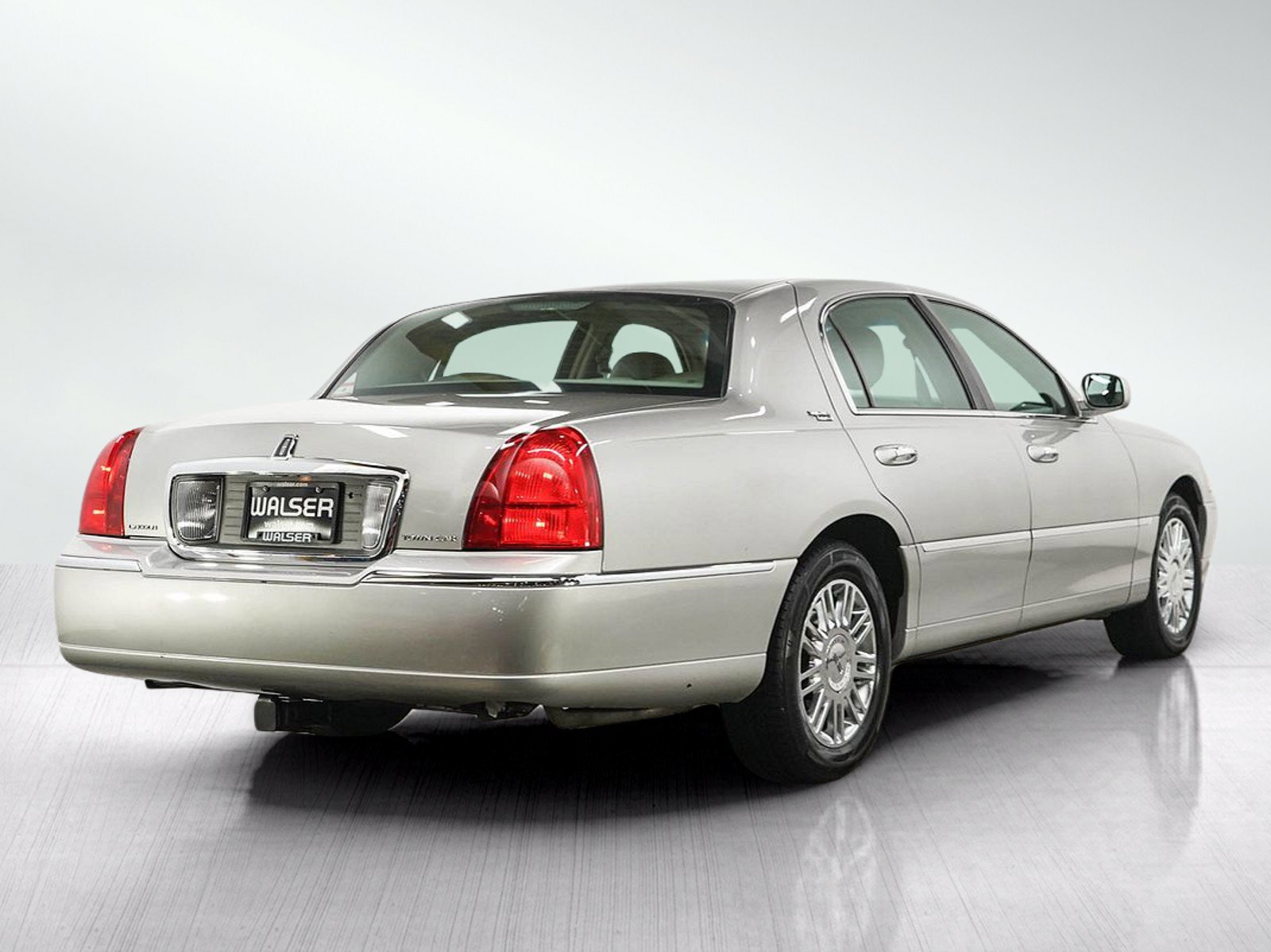 Used 2006 Lincoln Town Car Signature Limited RWD image 5