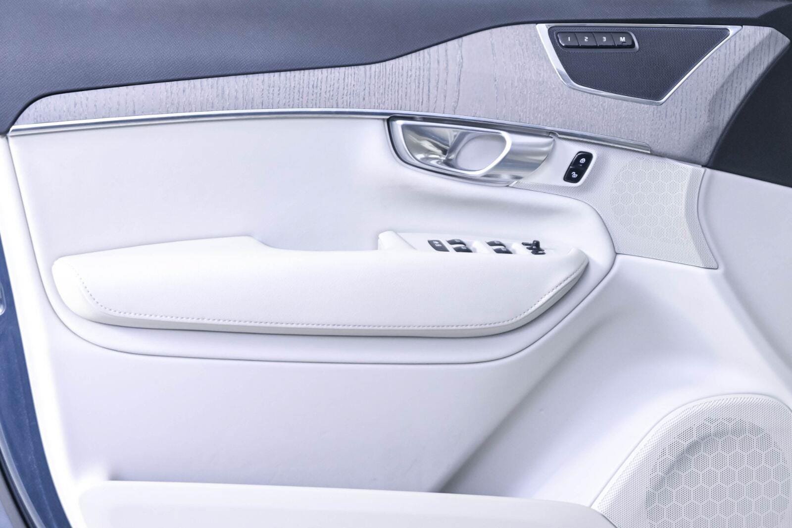 Certified 2025 Volvo XC90 T8 Plus w/ Protection Package Premier AWD/4WD image 6