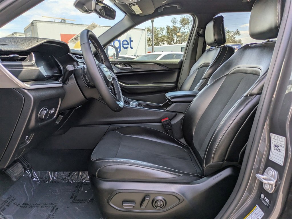 Used 2024 Jeep Grand Cherokee L Laredo image 25