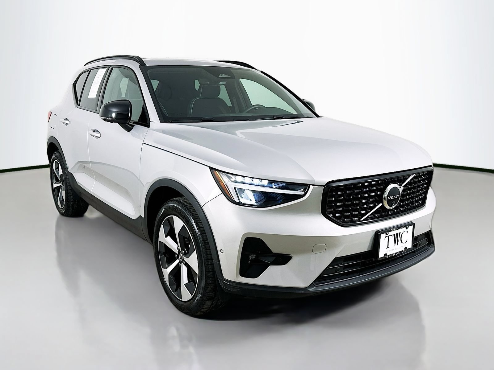 Used 2025 Volvo XC40 B5 Plus AWD/4WD image 3