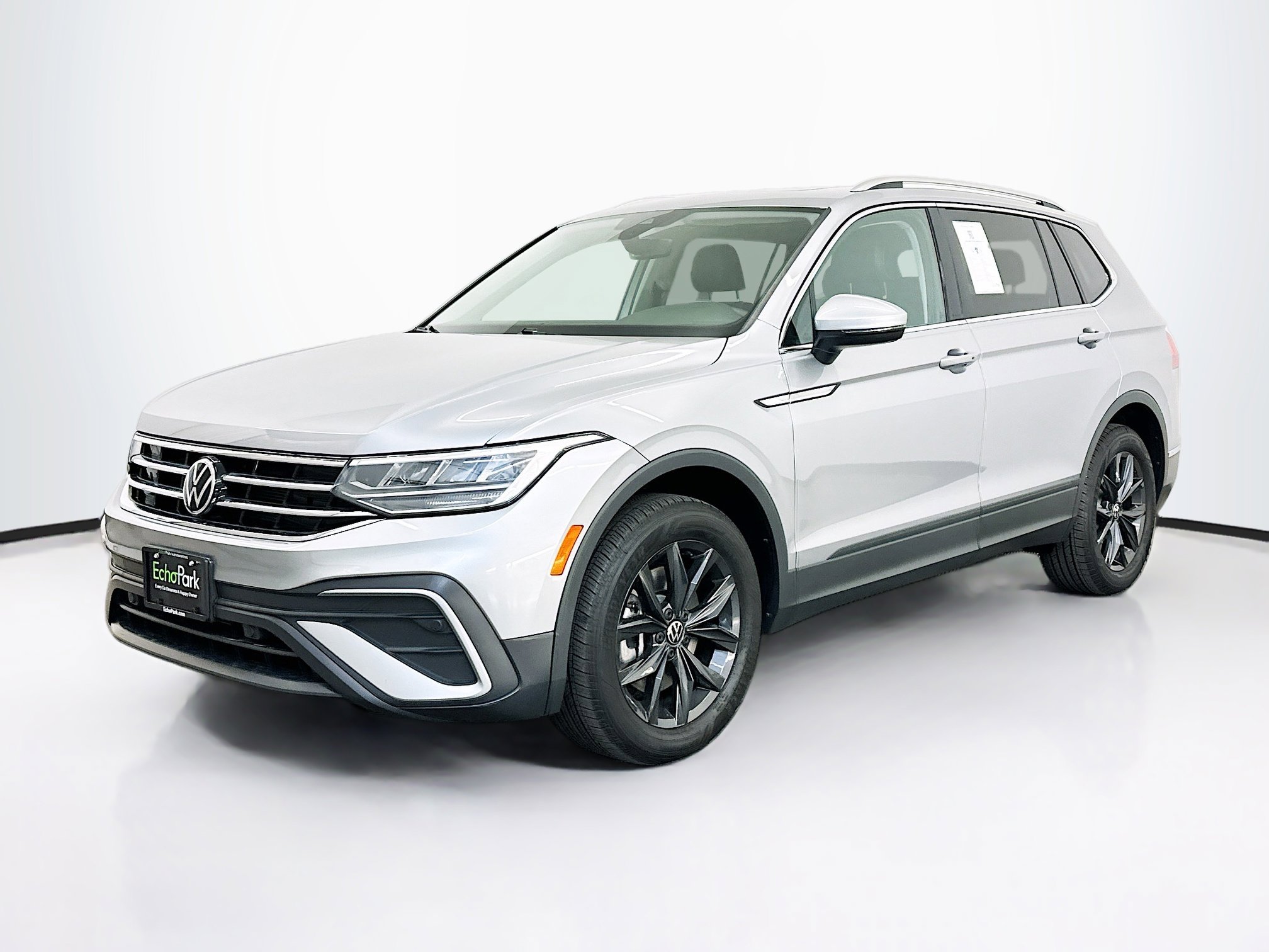 Used 2024 Volkswagen Tiguan SE w/ Panoramic Sunroof Package image 3