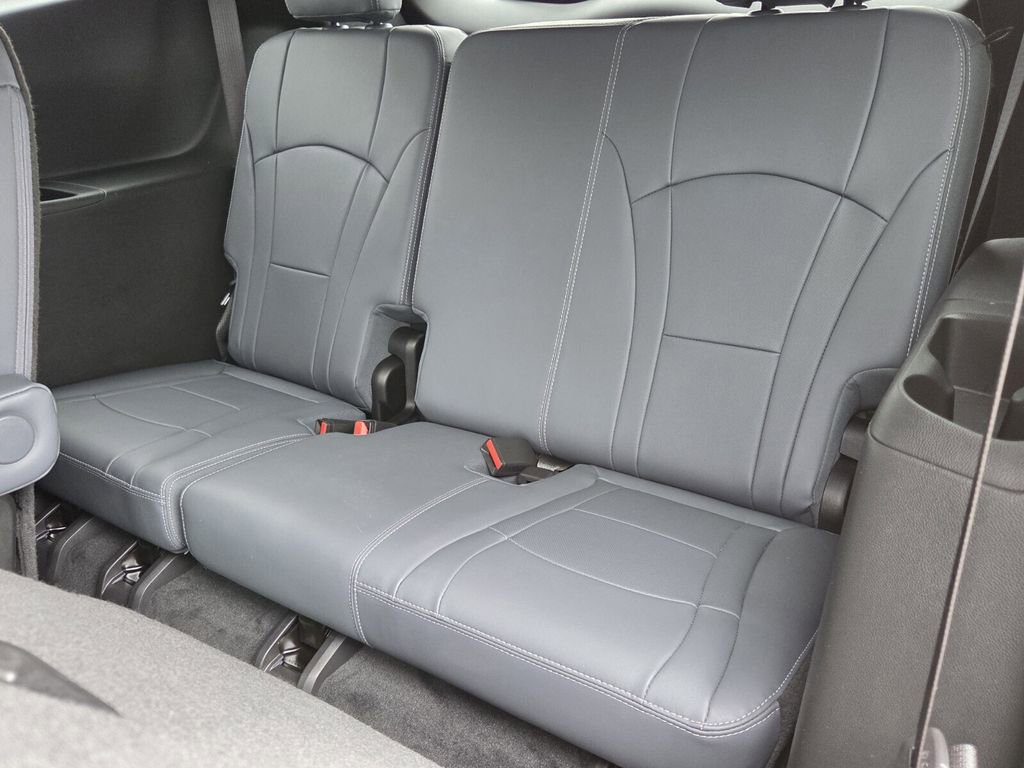 Used 2023 Buick Enclave Essence AWD/4WD image 13