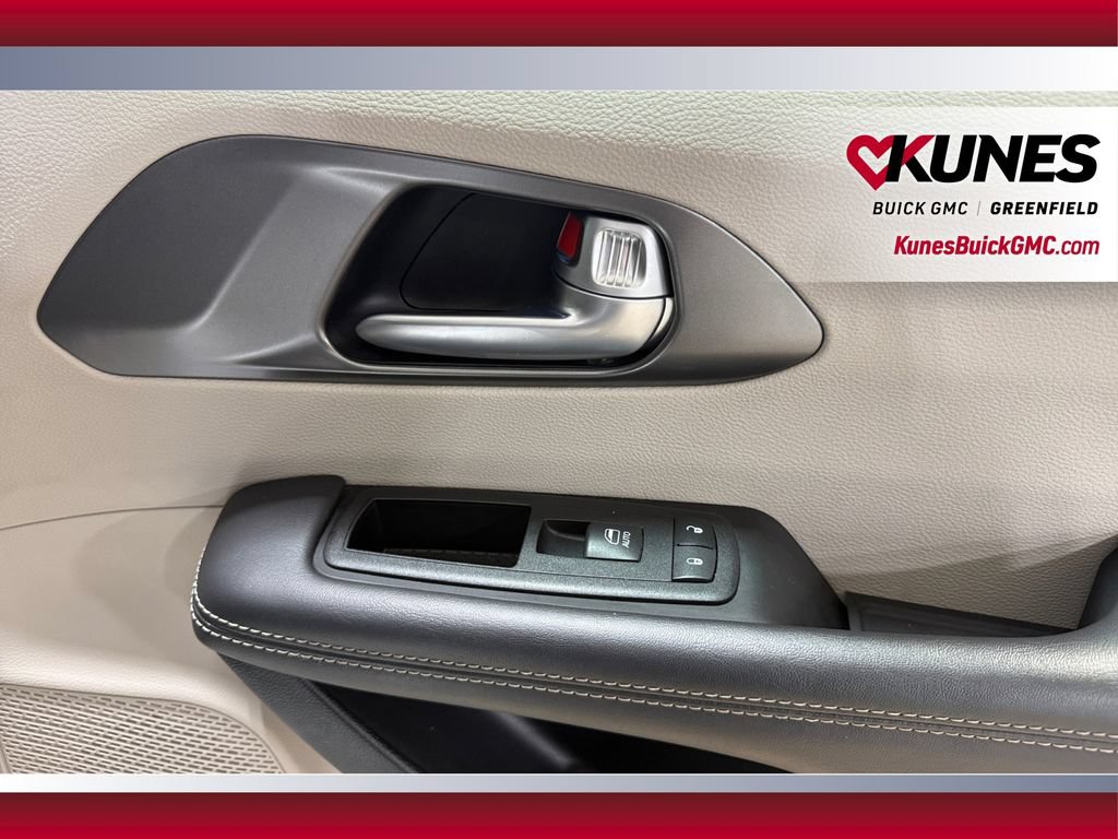 Used 2024 Chrysler Pacifica Touring-L FWD image 36