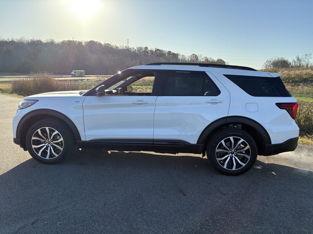 Used 2025 Ford Explorer ST-Line image 2