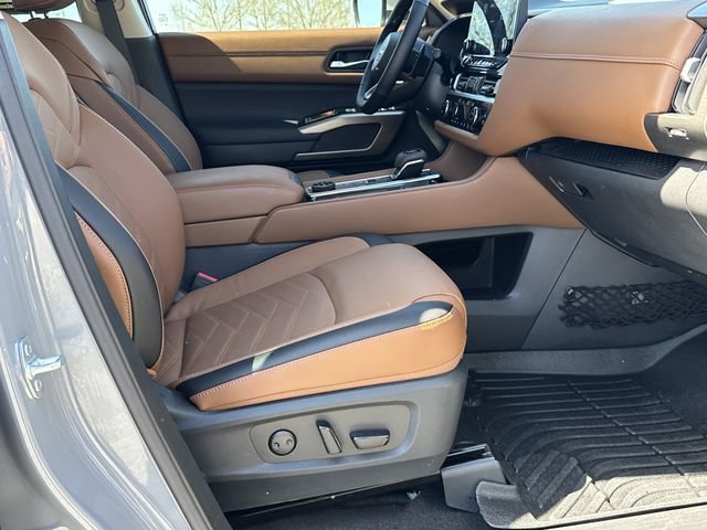 Certified 2025 Nissan Pathfinder Platinum w/ Lighting Package (N92) image 14