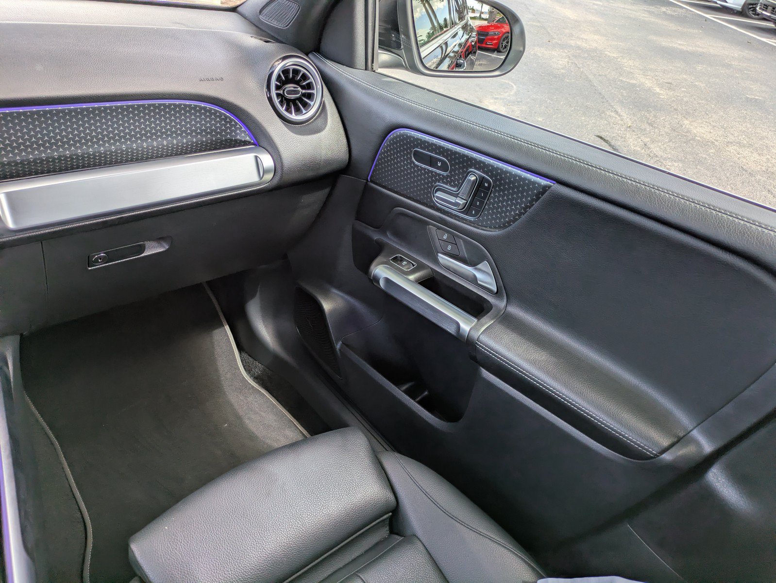Used 2025 Mercedes-Benz GLB 250 w/ Exclusive Package image 15