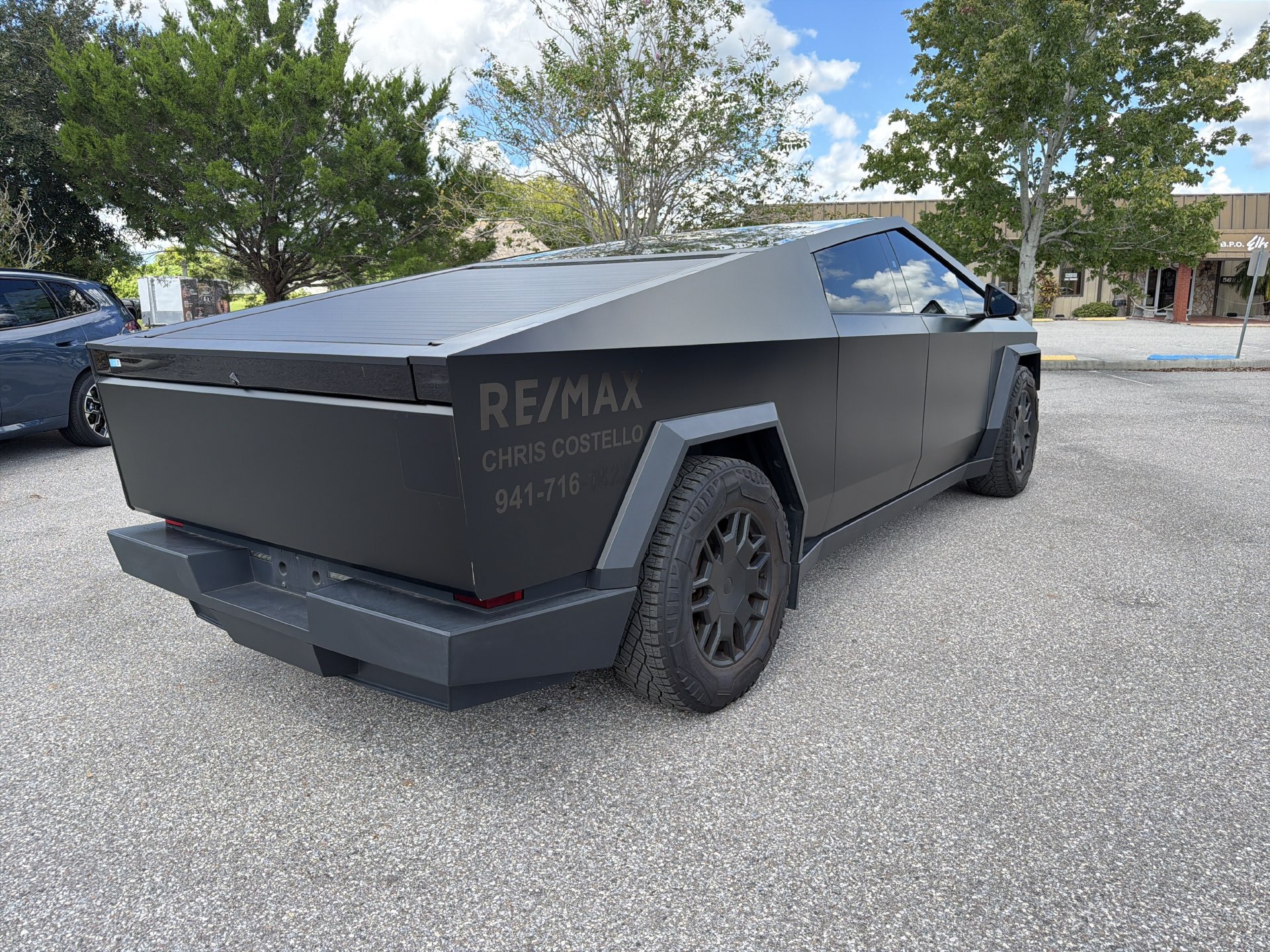Used 2024 Tesla Cybertruck AWD Crew Cab image 4