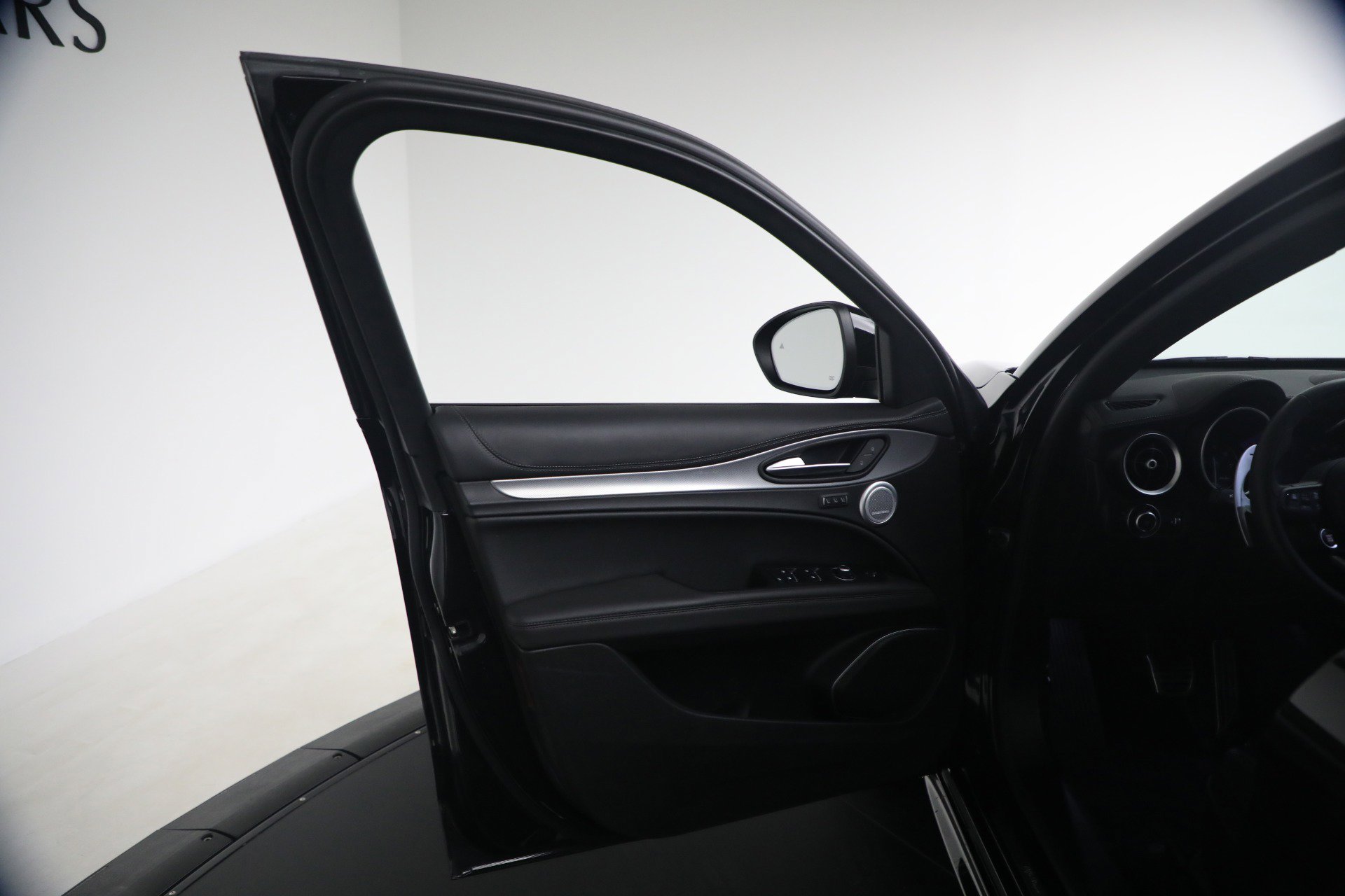 Used 2023 Alfa Romeo Stelvio Veloce AWD/4WD image 27