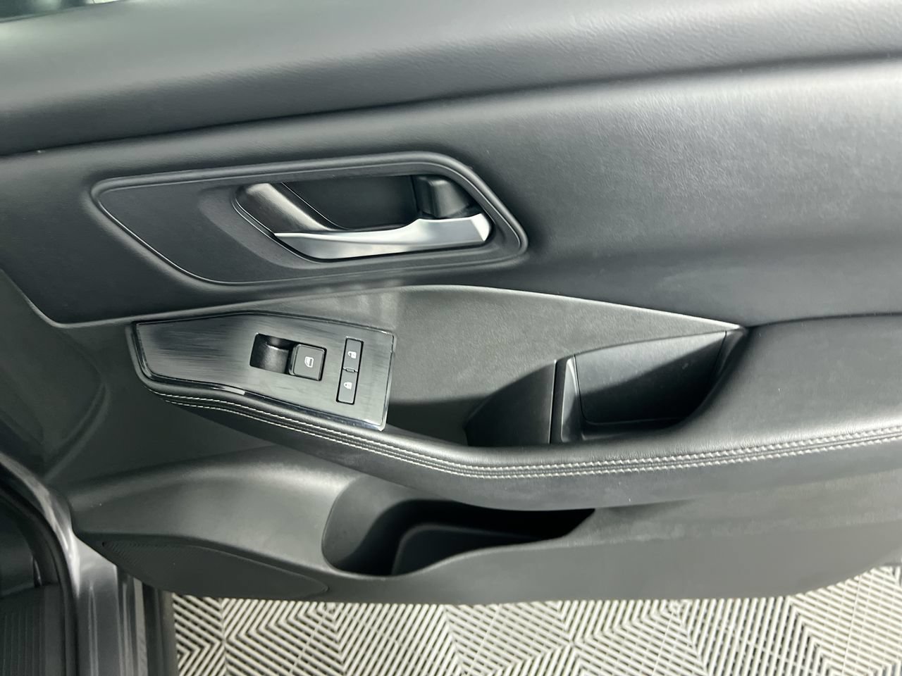 Used 2024 Nissan Rogue SV FWD image 29