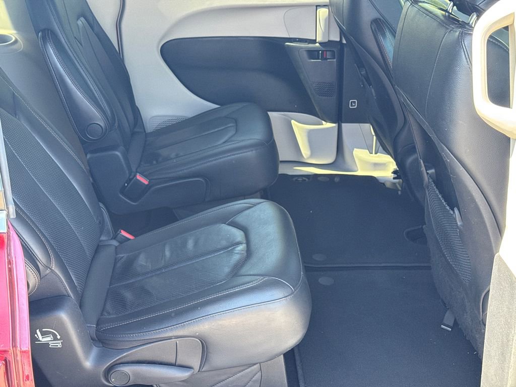 Used 2019 Chrysler Pacifica Touring-L image 15